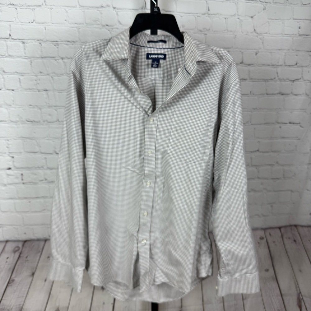 Lands’ End Gray and White Plaid No Iron Twill Traditional Fit Size Medium